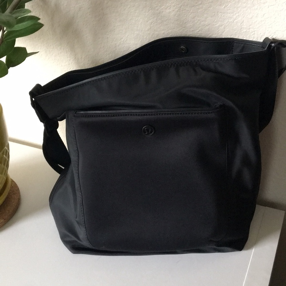 Lululemon all set hobo bag in black.